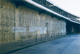 Wand des S-Bahnhofs vor der künstlerischen Gestaltung